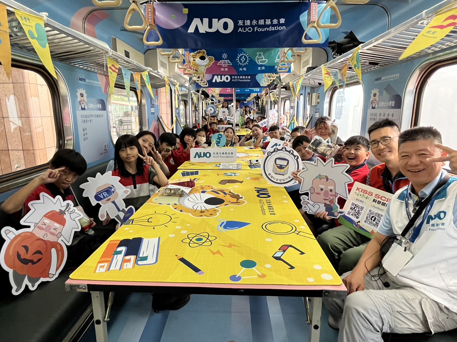 永續基金會參與「臺灣科普環島列車」，設計基礎科學車廂課程，以「淨零碳排和永續能源」為主題，讓學生透過創意實驗認識淨零知識，以及思考生活中的減碳行為